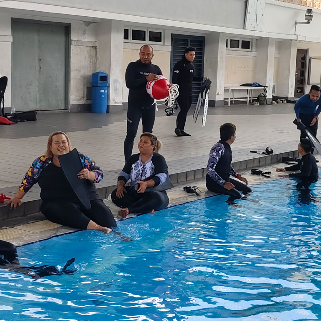 Gallery behind-the-scenes: students prepping for freediving
